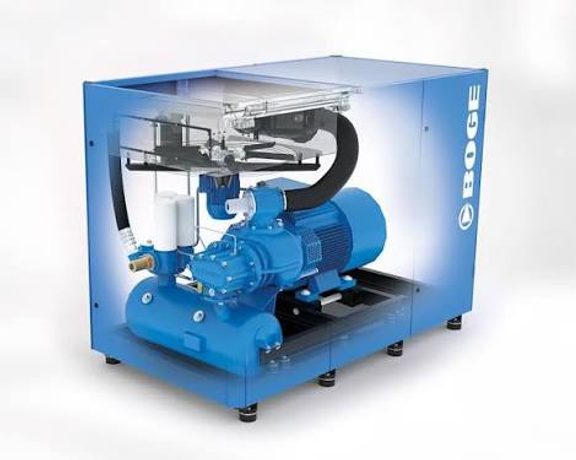 Blauer Industriekompressor mit transparentem Gehäuse, sichtbarem Motor und Leitungen auf weißem Hintergrund.