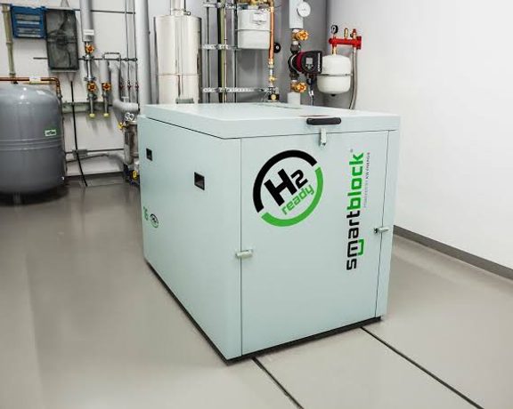 H2-ready Smartblock in einem Technikraum mit Rohrleitungen, Druckbehälter und angeschlossener Anlagentechnik.